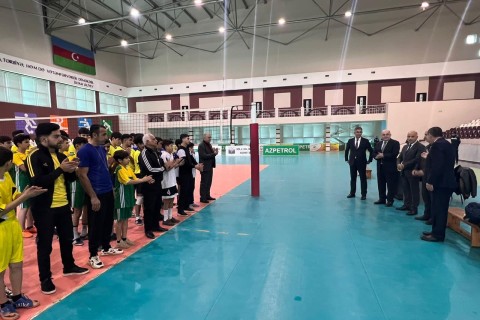 Federasiya prezidenti məktəblilərin turnirini izləyib
