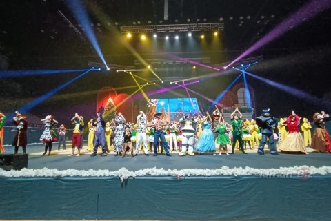 Milli Gimnastika Arenasında Yeni il şousu - FOTO