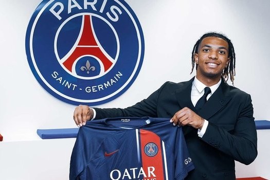 The opponent of Qarabag is tracking the PSG player