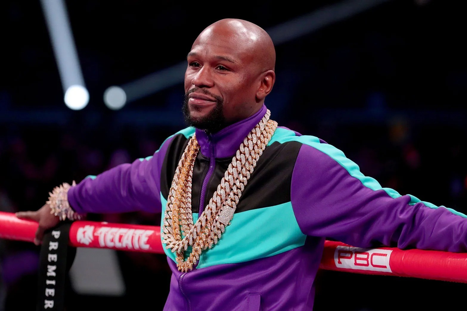 The name of the boxer who earned the most in history has been revealed
