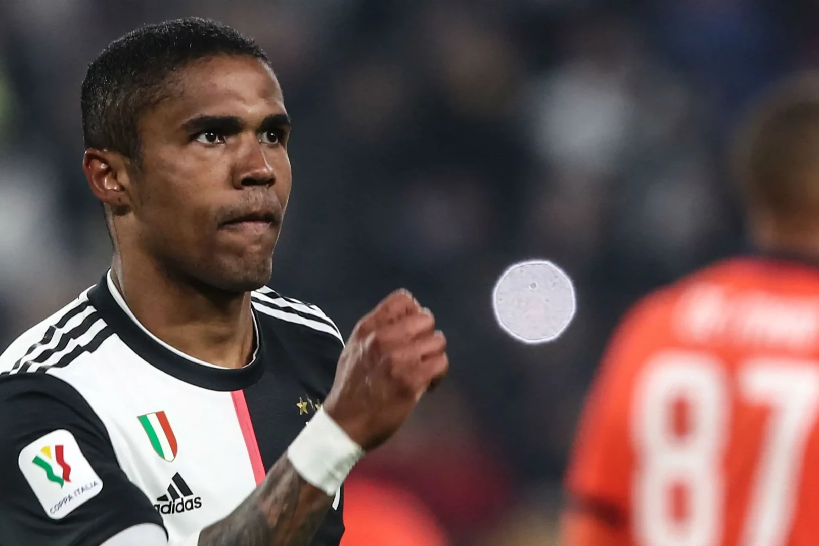 Douglas Costa watched the Fenerbahce match and refused to sign the contract