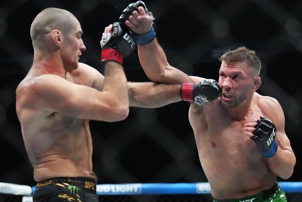 Дю Плесси первый чемпион UFC из ЮАР. Дрикус забрал пояс у Стрикленда в тяжелейшем бою - ФОТО