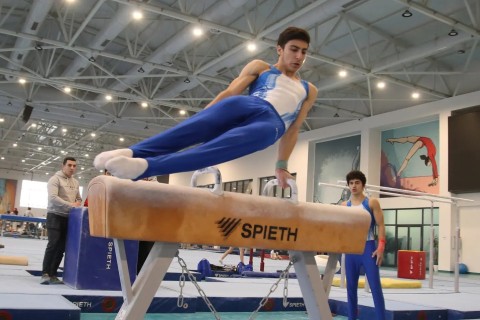 Gymnasts' test exercise - PHOTO