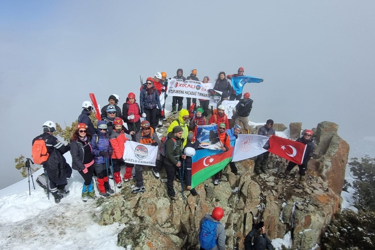 Türkiyəli alpinistlər şəhidlərimizin xatirəsini Haçadağın zirvəsində anıb - FOTO