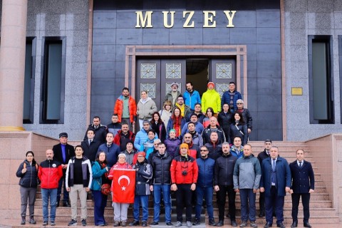 Türkiyəli alpinistlər şəhidlərimizin xatirəsini Haçadağın zirvəsində anıb - FOTO