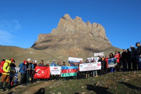 Türkiyəli alpinistlər şəhidlərimizin xatirəsini Haçadağın zirvəsində anıb - FOTO