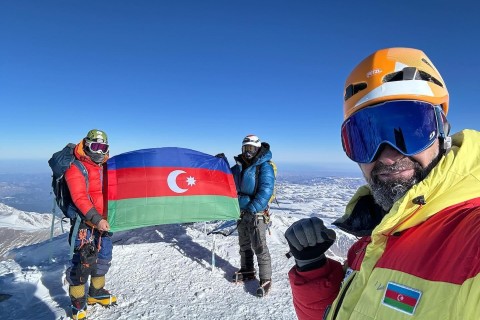 Азербайджанские альпинисты взошли на Эльбрус