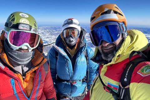 Азербайджанские альпинисты взошли на Эльбрус