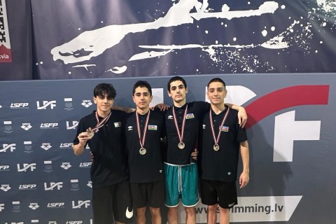 Сборная Азербайджана по плаванию завоевала золотую медаль в Риге - ФОТО