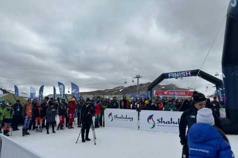 Azərbaycanda beynəlxalq xizək alpinizmi yarışı keçirilir - FOTO