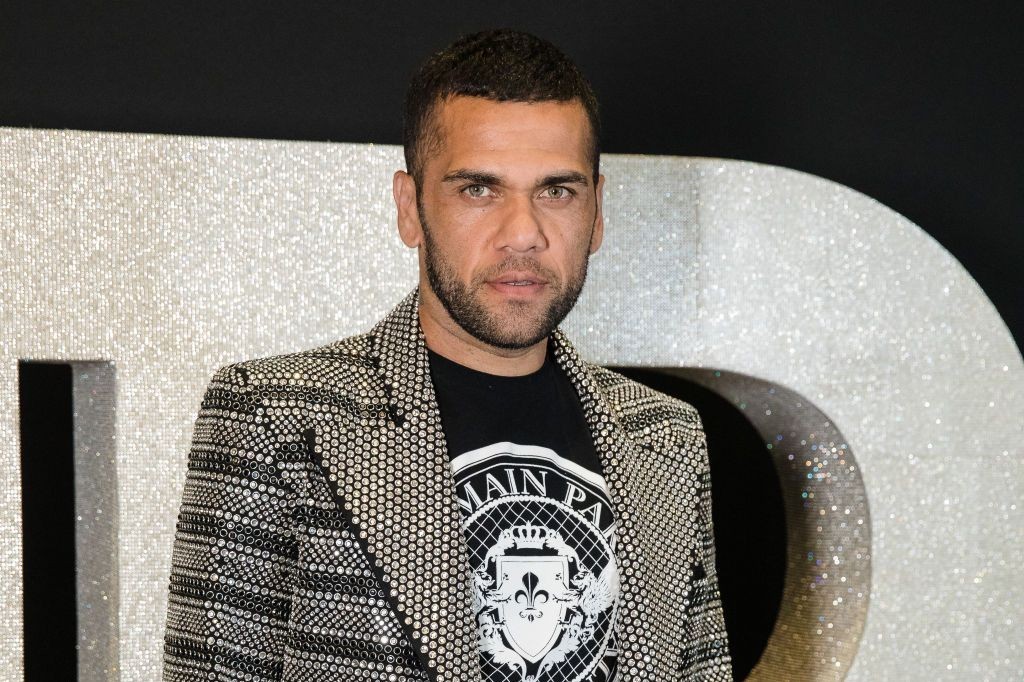 Dani Alves paid 1 million euros in bail  to be released - VIDEO