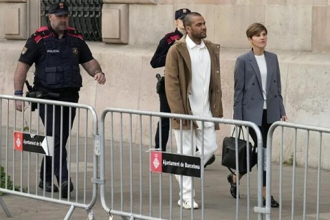 Dani Alves' first appearance after his release
