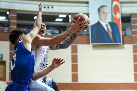 Çempion autsayderi məğlub edib - FOTO