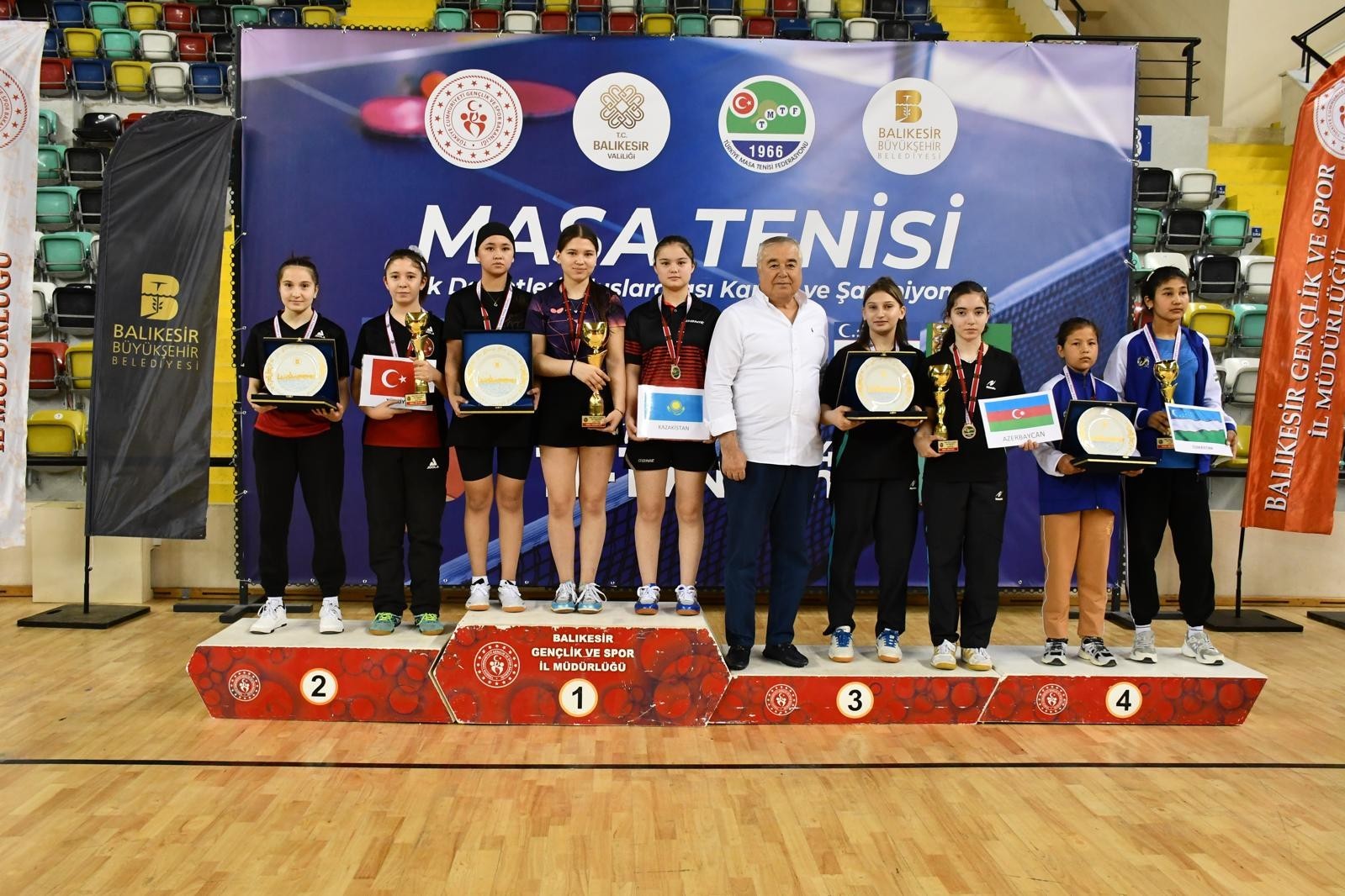 Stolüstü tennisçilər beynəlxalq yarışda üçüncü yeri tutub