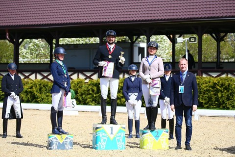 Азербайджанский жокей завоевал в Москве 4 золотые медали - ФОТО