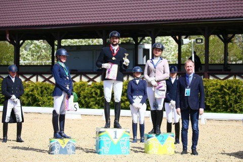 Азербайджанский жокей завоевал в Москве 4 золотые медали - ФОТО