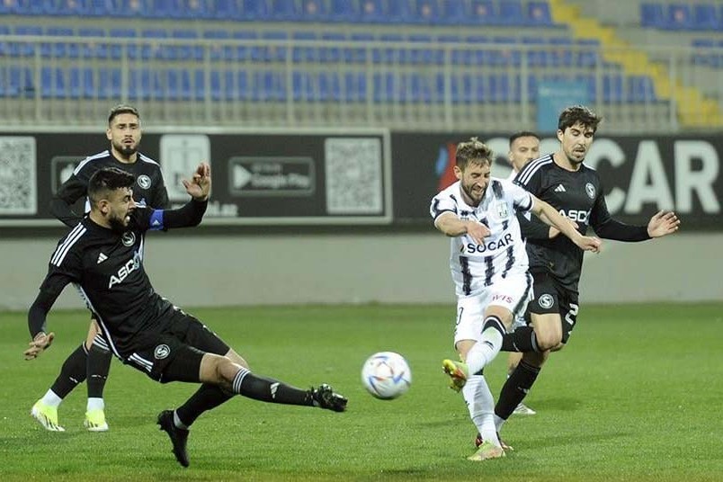 Женщины-арбитры на игре "Карабаха"