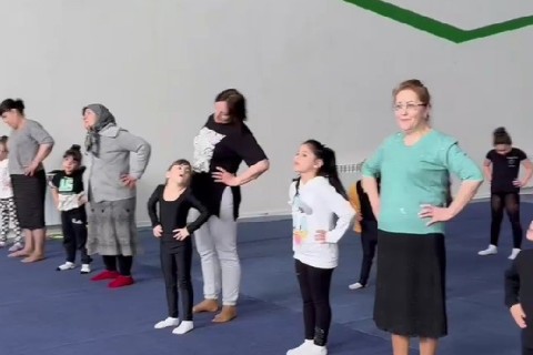 Занятия гимнастикой для бабушек и внуков в "Спортивной столице" - ВИДЕО