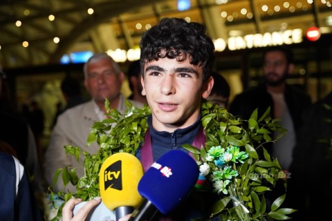 Avropa çempionatında tarix yazan güləşçilərimiz Vətənə qayıdıb - FOTO - VİDEO