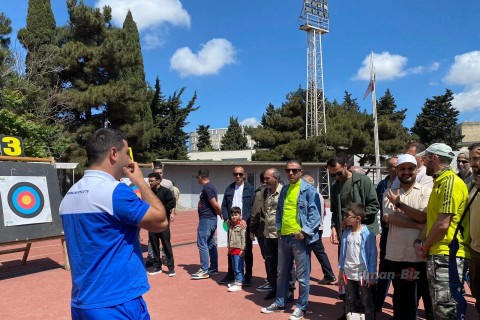 Fotoqraflar arasında kamandan oxatma yarışı - FOTO