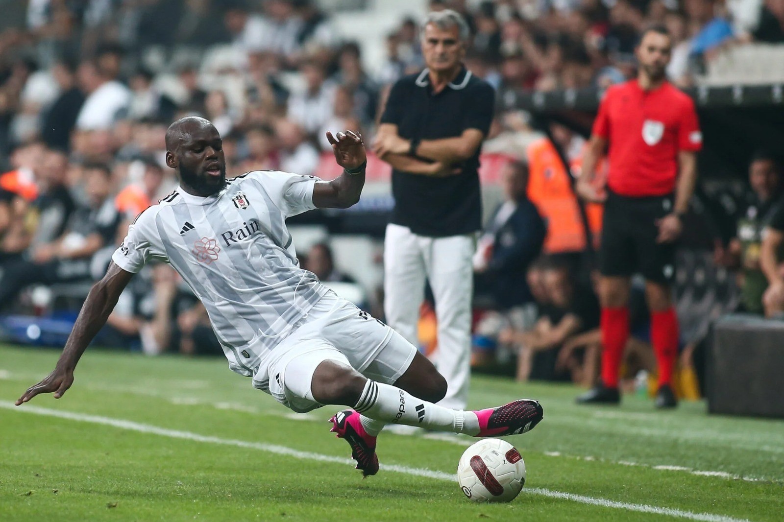 “Beşiktaş”ın futbolçusuna silahlı hücum edilib