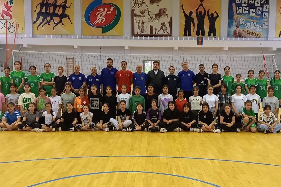 Şahin Çatma voleybolçuları Qaxa toplayıb