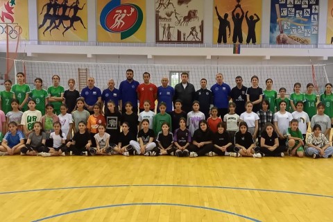 Sahin Chatma gathered the volleyball players in Gakh