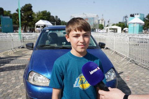 Юный пехлеван тягал машину на Приморском бульваре - ФОТО