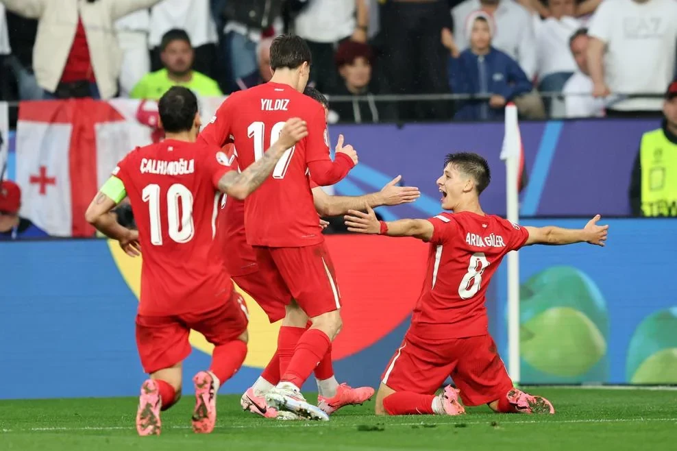 Arda Kriştianonu arxada qoyub