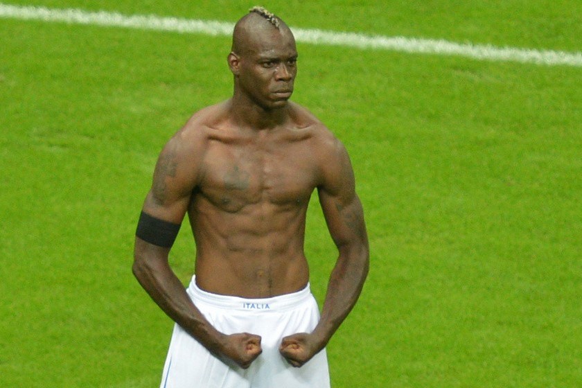 Trashed Balotelli pictured lying on the street - VIDEO