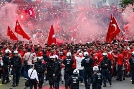 19 türk azarkeşi saxlanıb, 1 polis yaralanıb