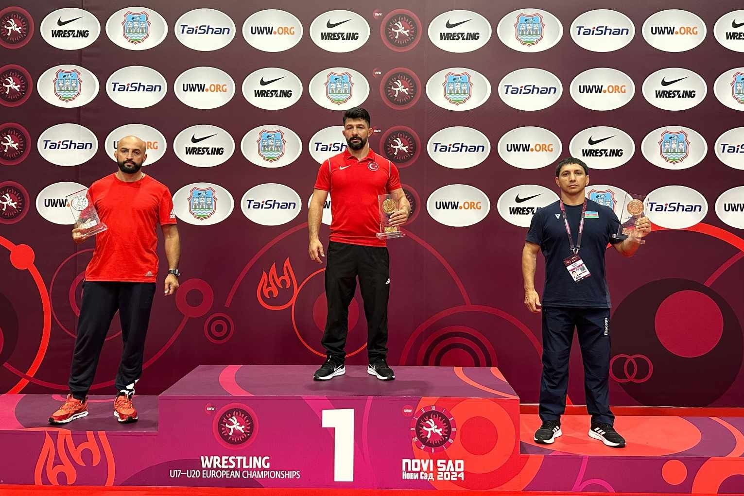 Сборная Азербайджана на пьедестале почета на чемпионате Европы