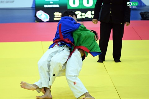 Azerbaijani wrestler steps on the podium in Yakutsk - PHOTO