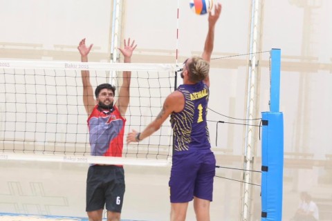 Championship fight among beach volleyball players - PHOTO