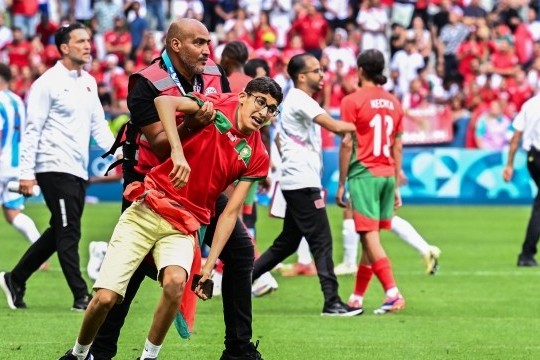Скандал в первой игре Олимпиады: 2-часовая остановка, отмененный гол - ВИДЕО