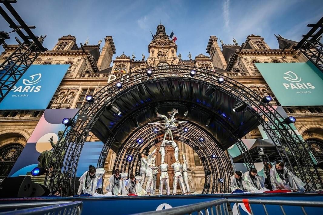 Демонстрационная команда по тхэквондо выступает в Париже - ФОТО