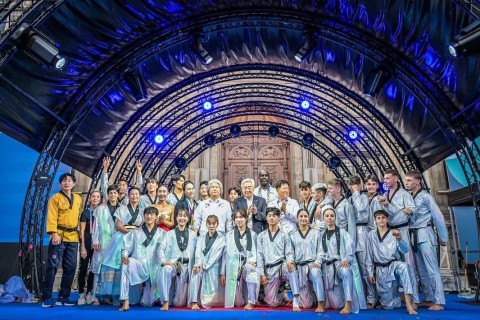 Демонстрационная команда по тхэквондо выступает в Париже - ФОТО