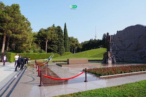 Париж-2024: Представители азербайджанского спорта посетили могилу Гейдара Алиева и Аллею шехидов - ФОТО