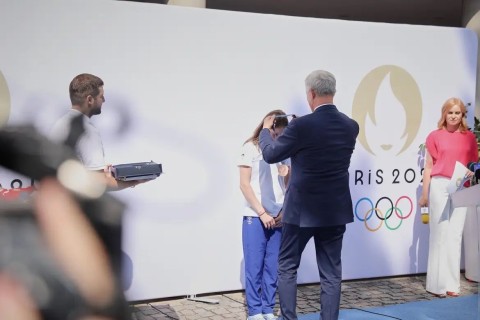 Paris-2024: Rumıniyalı gimnasta bürünc medal təqdim olunub - FOTO