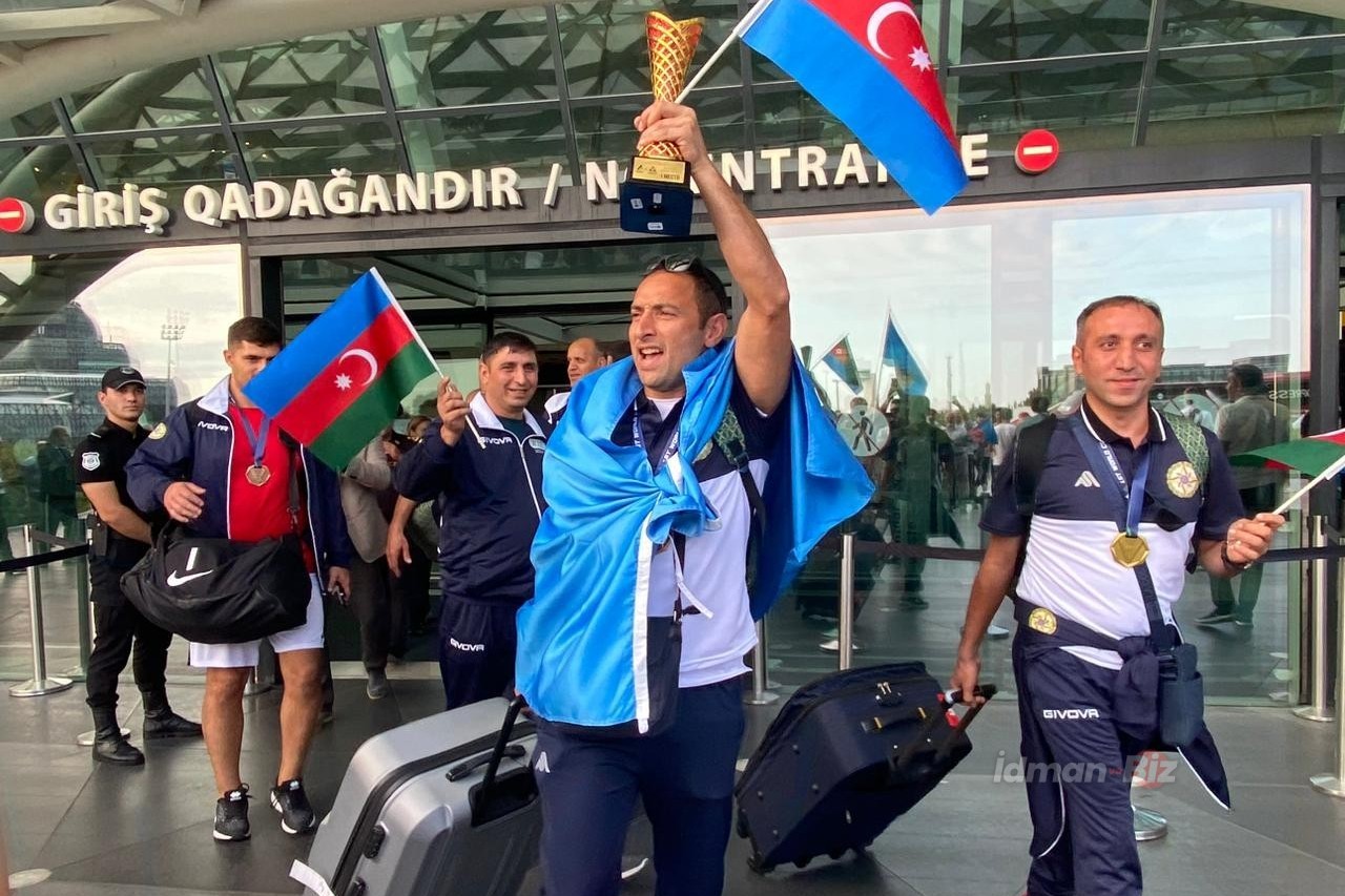 Moskvada 8 medal qazanan komanda Vətənə qayıdıb - FOTO