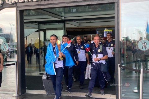 Moskvada 8 medal qazanan komanda Vətənə qayıdıb - FOTO