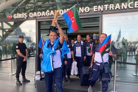 Moskvada 8 medal qazanan komanda Vətənə qayıdıb - FOTO