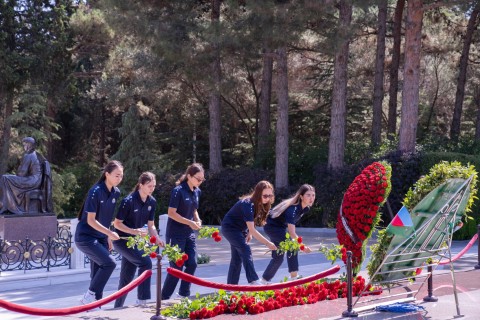 Beynəlxalq turnirin iştirakçıları Fəxri xiyabanı ziyarət ediblər - FOTO