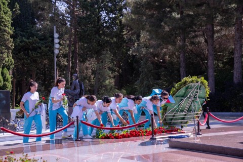 Beynəlxalq turnirin iştirakçıları Fəxri xiyabanı ziyarət ediblər - FOTO