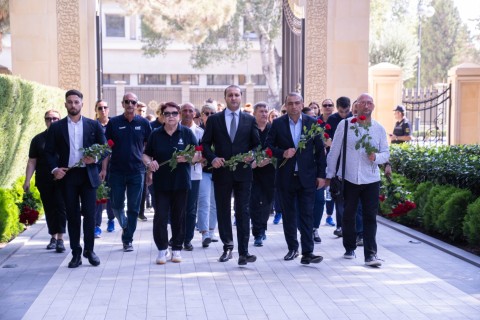 Beynəlxalq turnirin iştirakçıları Fəxri xiyabanı ziyarət ediblər - FOTO