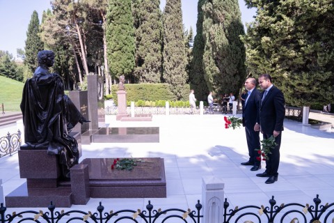 Beynəlxalq turnirin iştirakçıları Fəxri xiyabanı ziyarət ediblər - FOTO