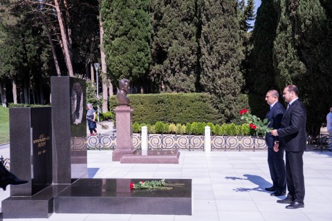 Beynəlxalq turnirin iştirakçıları Fəxri xiyabanı ziyarət ediblər - FOTO