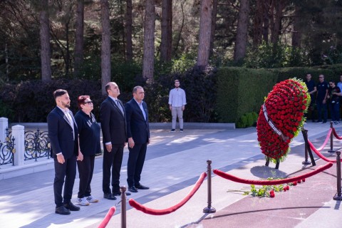 Beynəlxalq turnirin iştirakçıları Fəxri xiyabanı ziyarət ediblər - FOTO