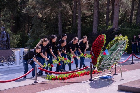 Beynəlxalq turnirin iştirakçıları Fəxri xiyabanı ziyarət ediblər - FOTO