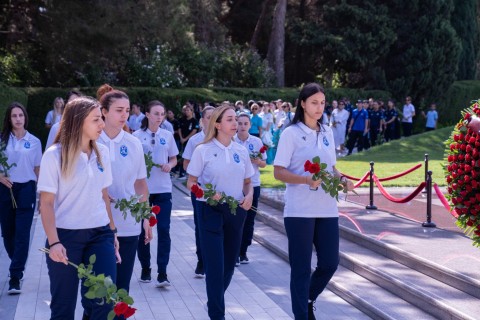 Beynəlxalq turnirin iştirakçıları Fəxri xiyabanı ziyarət ediblər - FOTO